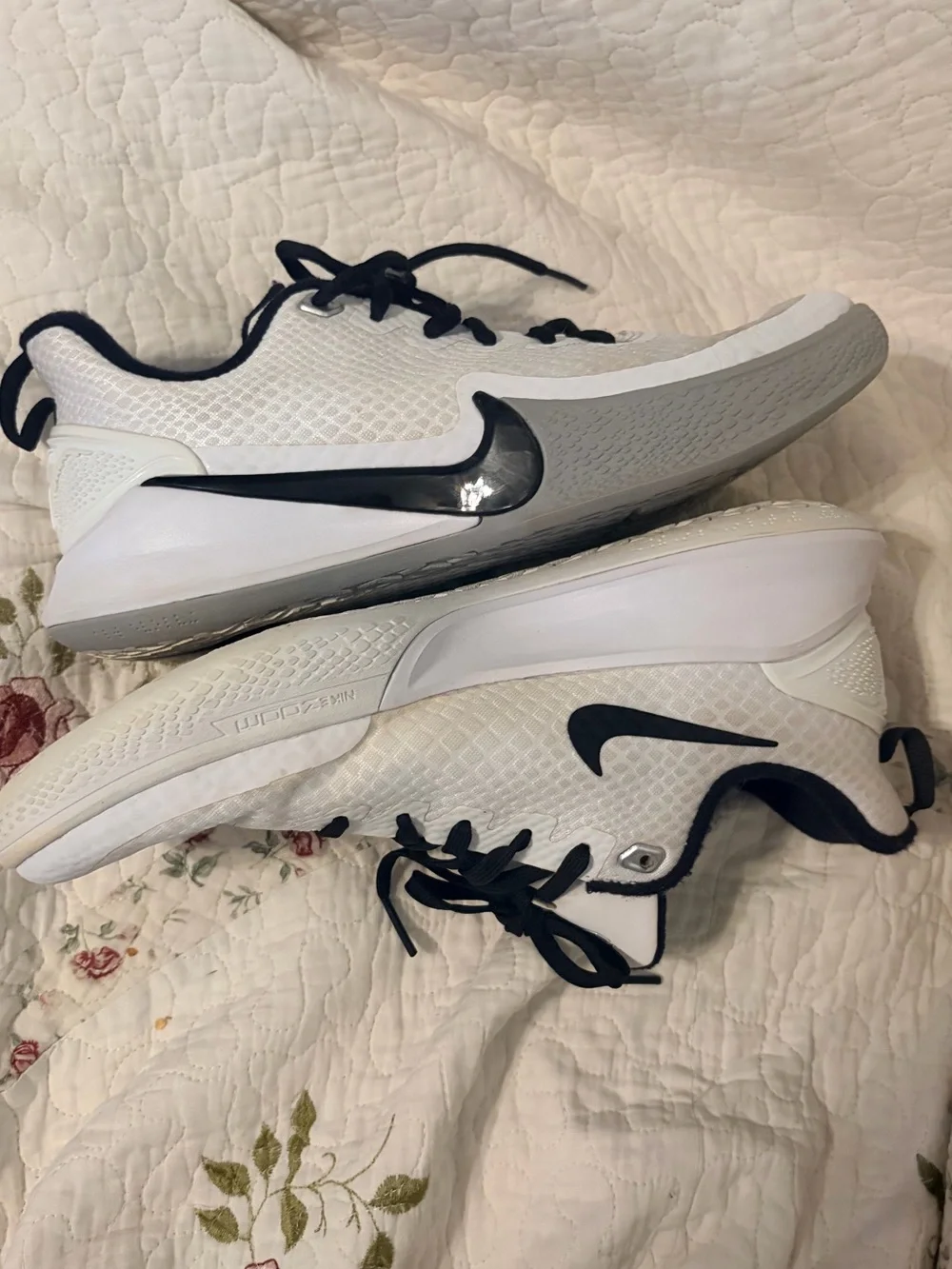 Kobe Mamba Focus Nike White and Black Low-Top Basketball Sneakers